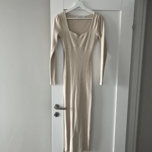 Adoor klänning - Ljus beige ribbad Adoore klänning. I fint skick som passar till alla tillfällen☺️