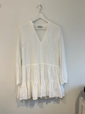 Vit klänning  - Säljer en vit klänning från loavies. Storlek S. Använt en gång. Perfekt sommar/student klänning