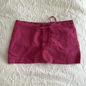 Lågmidjad kjol  - Superfin kjol som är lågmidjad. Så härlig färg💕Storlek S. Köparen står för frakt.