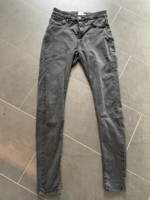 Jeans - Fina jeans säljes för 100kr st