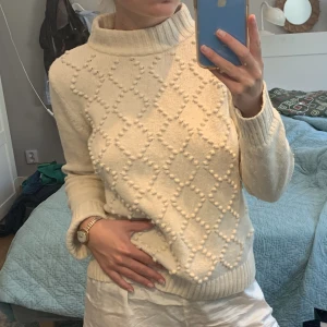 Vit stickad tröja  - Vit stickad tröja från levis. Storlek S. Mycket bra kavlite. Frakt tillkommer ❤️