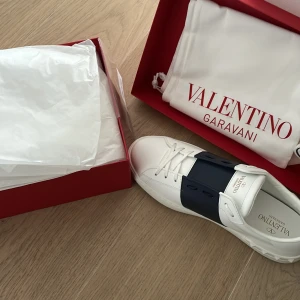 Valentinos vita/mörkblå - Använda en gång! Hör av er vid frågor