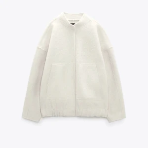 SÖKERA ZARA BOMBERJACKA VIT - Söker denna bomber jacka från zara. Helst stl S ❤️