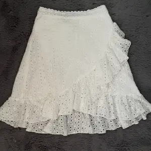 Supersöt vit kjol med snörning, perfekt nu till våren o sommaren!<3 Från SHEIN i strl S🫶🏻