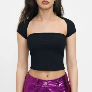 Svart Topp - Säljer denna svarta toppen💗 oanvänd men lappen kvar