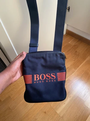 Hugo Boss Axelväska - Andvänt den 1 gång, ny pris: 1000kr