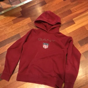 Röd Hoodie - Mysig hoodie från Gant, använd fast bra kvalite.
