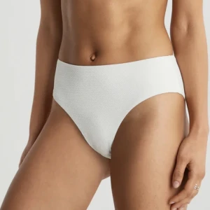 Vit bikiniunderdel - Jättefin bikiniunderdel från gina tricot. Köptes förra året men aldrig använt eftersom den var i fel storlek. Passar jättefint med överdelen jag säljer i en annan annons. Köparen står för frakt 