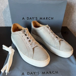 Mocka skor - Säljer mina i princip helt NYA ”A DAY’S MARCH skor som jag andvänt i knappt en månad. Allt OG finns. 9/10 skick och sulan ser ny ut. tveka inte att höra av dig vid frågor. Har fler bilder. Kan sänka pris så kom med rimliga bud Nypris 1600 o de ser nya ut 