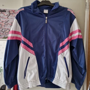 Träningsjacka - Tröja i träningsmaterial typ, osäker på storleken men den kan passa xs-m beroende på hur man vill att den ska sitta. Använd men i fint skick