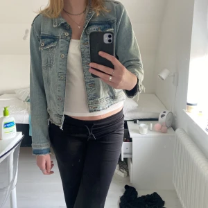 Jeansjacka - En jättefin Jeansjacka från Zara. Säljs då jag har andra jackor. Storlek L men känns mer som en S.