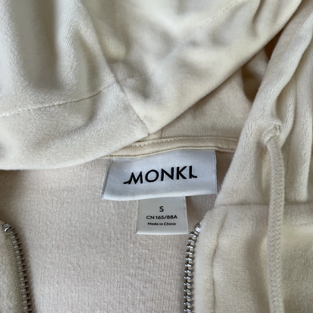 Mysig croppad hoodie i velour, säljs då den inte kommer till användning💕 fint skick! . Hoodies.
