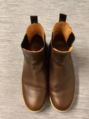 Kavat boots  - Snygga Kavat boots i väldigt fint skick. Material:äkta läder. Modell:Bodås. Storlek 43. Nypris:1899:kr.