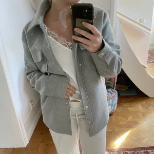 Grå vår jacka! - Jätte fin jacka att ha nu i vår. Den är från na-kd och är i super fint skick. Köparen står för frakten❤️