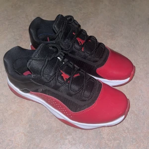 Air Jordan 11 CMFT low - Air Jordan 11 CMFT low kvinnostorlek 37,5. Säljer pga ingen användning. De är i väldigt bra skick man skulle nästan kunna säga att de är helt nya. Använt Max 3 gånger. Pris kan diskuteras. 