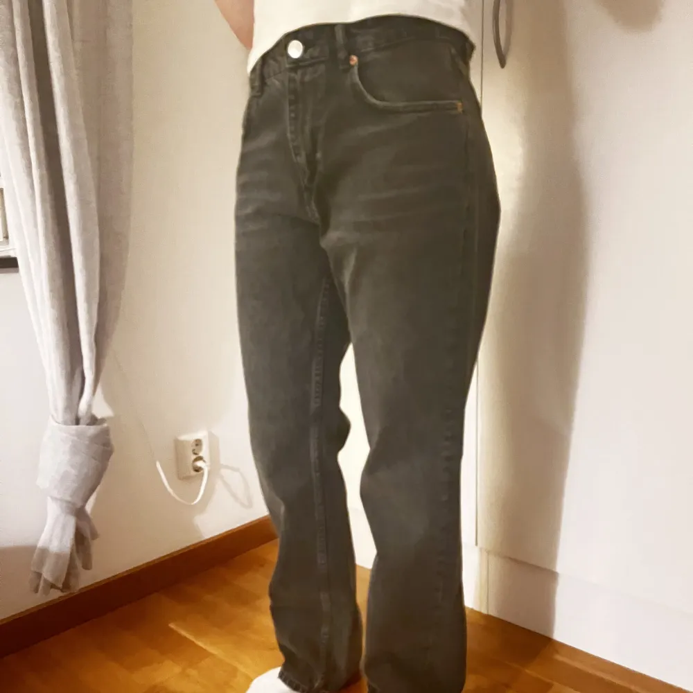 Säljer mina supersnygga grå/svarta Mid Rise Zara jeans med straight leg i storlek 40!💓I super bra skick, endast använda en gång!❤️‍🔥. Jeans & Byxor.