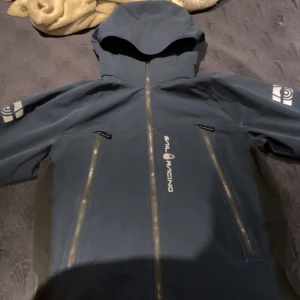 Sail racing jacka  - Säljer den eftersom jag har byt stil. Den är perfekt för den här tiden och har använt den ett fåtal gånger. Pris kan diskuteras vid snabb affär org pris är 3800 kr