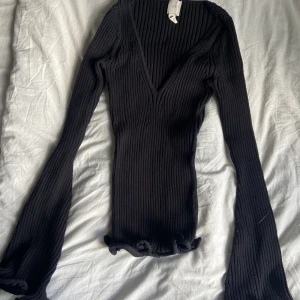 Topp - En jätte fin topp från hm med volanger på armarna ❤️storlek XS men passar S-M med för det är stretchigt ❤️