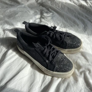 Sneakers  - Glitter sneakers som är väl använda och det behövs byte med skosnöre ❤️