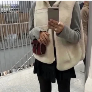 Teddy väst  - säljer denna teddyvästen i mycket bra skick! 