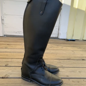 Jacson Ridstövlar 💗 - Jag säljer dessa ridstövlar då de inte passar mig. 💗 bra skick 