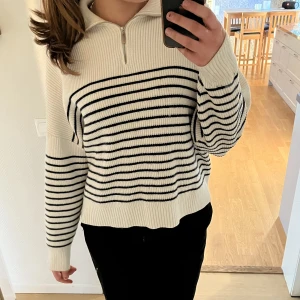 Stickad tröja - Säljer nu min jättefina tröja från mango som jag köpte i höstas! Den är i fint skick. Köparen står för frakt! Skriv privat för fler bilder eller frågor!!:)🥰