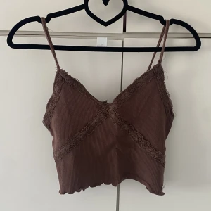 brunt linne - brunt linne med lite spets detaljer! från pull&bear🤎 stl M men jag skulle säga S egentligen