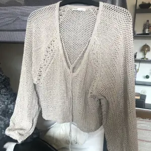 Stickad tröja från pull & bear, grå/beige färg 