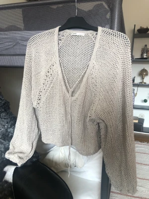 Stickat tröja  - Stickad tröja från pull & bear, grå/beige färg 