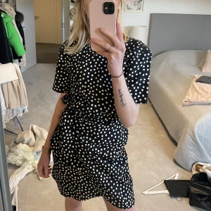 Klänning &Other Stories - Säljer denna sommar klänning från other stories, använd en gång! Sitter väldigt bra och elegant🤍 stl 34 säljer för 250kr