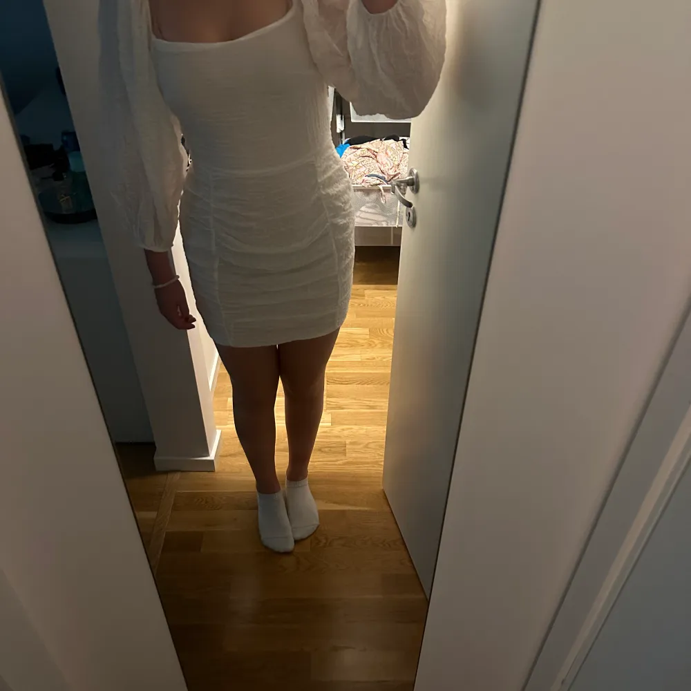 En vit fin klänning perfekt till saker ovan. Köpte den förra året men den kom aldrig till användning. Helt ny och det är två tyg på den så den är inte lika genomskinligt på. Kan skicka fler bilder på den om du är interesserad. Köptes för 399kr. Klänningar.