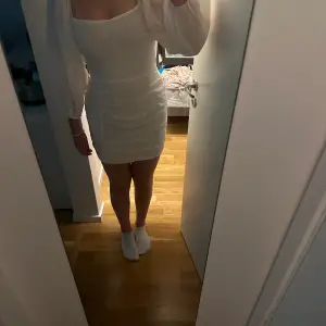 En vit fin klänning perfekt till saker ovan. Köpte den förra året men den kom aldrig till användning. Helt ny och det är två tyg på den så den är inte lika genomskinligt på. Kan skicka fler bilder på den om du är interesserad. Köptes för 399kr