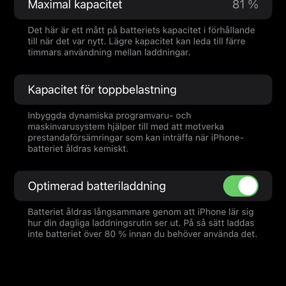 Jag säljer en svart iPhone 11 • 64GB • 81% batteri hälsa • iOS - 16.6 Den funkar som den ska, inget fel på skärmen. En spricka på baksidan, inget som märks. Kameralinsen är borta men inget som störs vad jag har sett. Skal medföljer såklart. Laddare och ka. Övrigt.