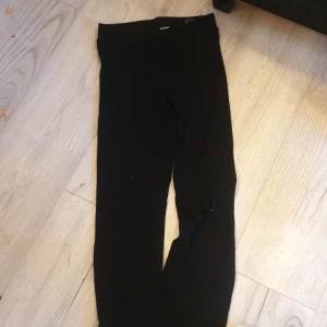 Svarta utsvängda tajts - Svarta utsvängda tajts (tvättas innan de säljs)