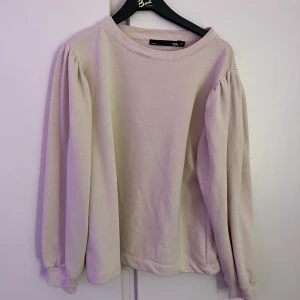 Beige swetshirt  - Beige långärmad tröja med fina ärmar. Aldrig använd, alltså i helt nytt skick! 