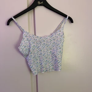 Söt topp  - En jättesöt ribbadtopp med blå blommor på🩵Aldrig använd!