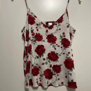 Topp - Blommig topp/blus linne från H&M, endast använd 2 ggr. Inga defekter. Skriv i DM vid frågor. Köparen står för frakten. 