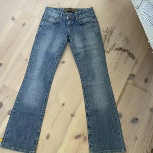 Jeans låg midja - Jeans med låg midja i bra skick, har ej använt. Längd:101cm Midja: ca 70 cm