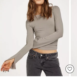 Tröja med slits vid armarna - Använt typ 2 gånger och säljer pga ångrat köp.  Tröjan är från Ginatricot och det är den färgen som på bilden också.