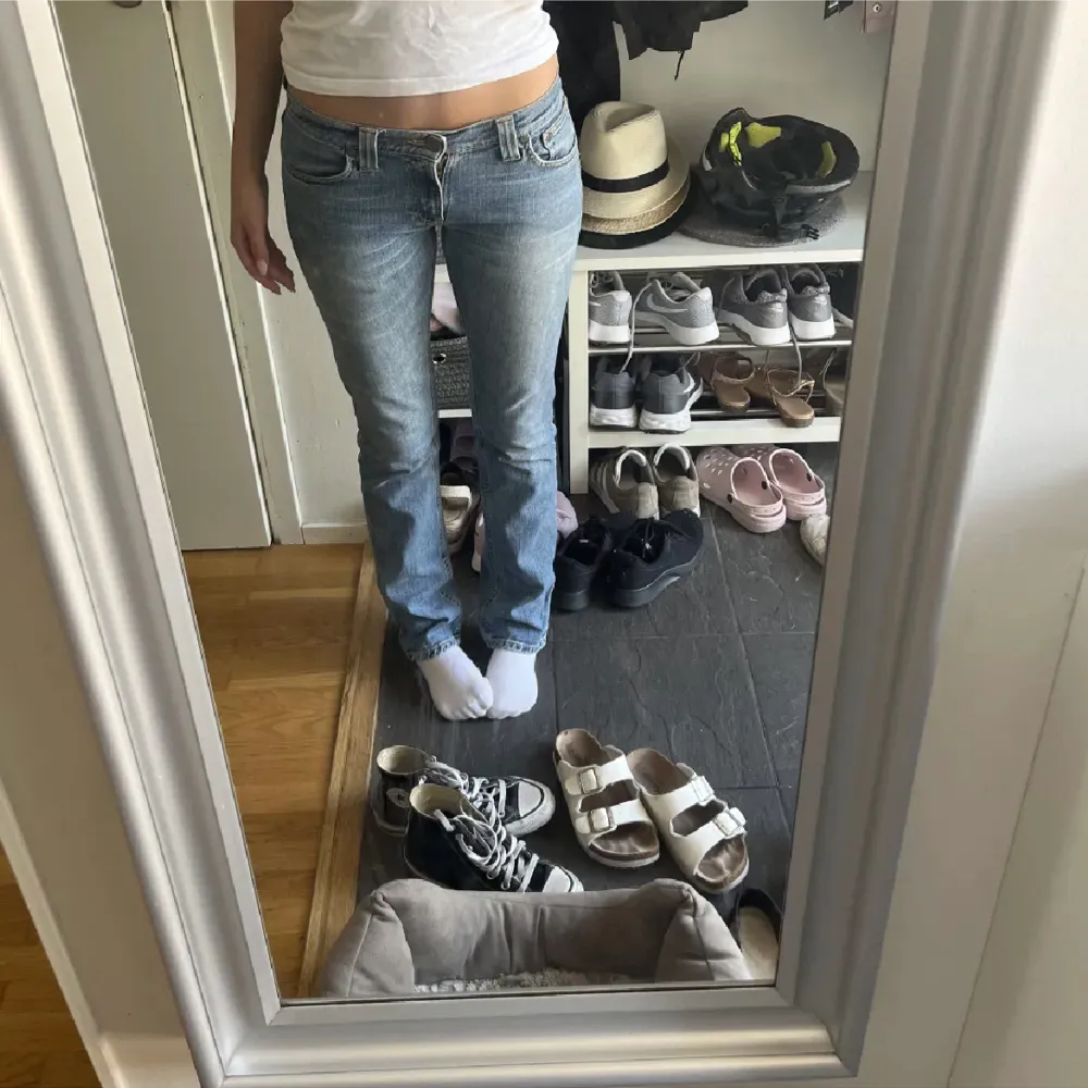 säljer dessa superfina nudie jeans då de var lite för små på mig! köpta här på plick och har inga defekter eller liknande❤️midjemått: 83 (lånade bilder från förra ägaren). Jeans & Byxor.