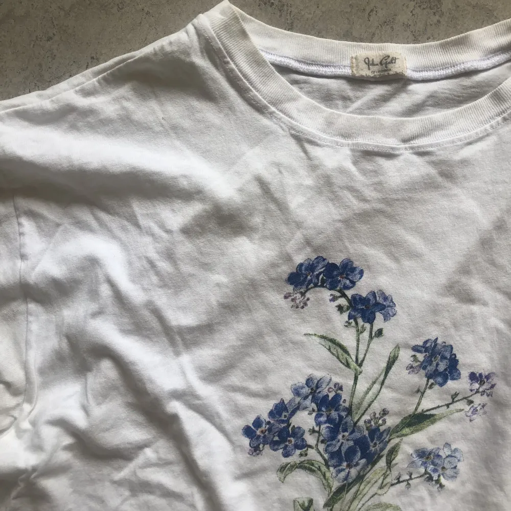 Jättegullig t-shirt med blommigt tryck av förgätmigej . T-shirts.