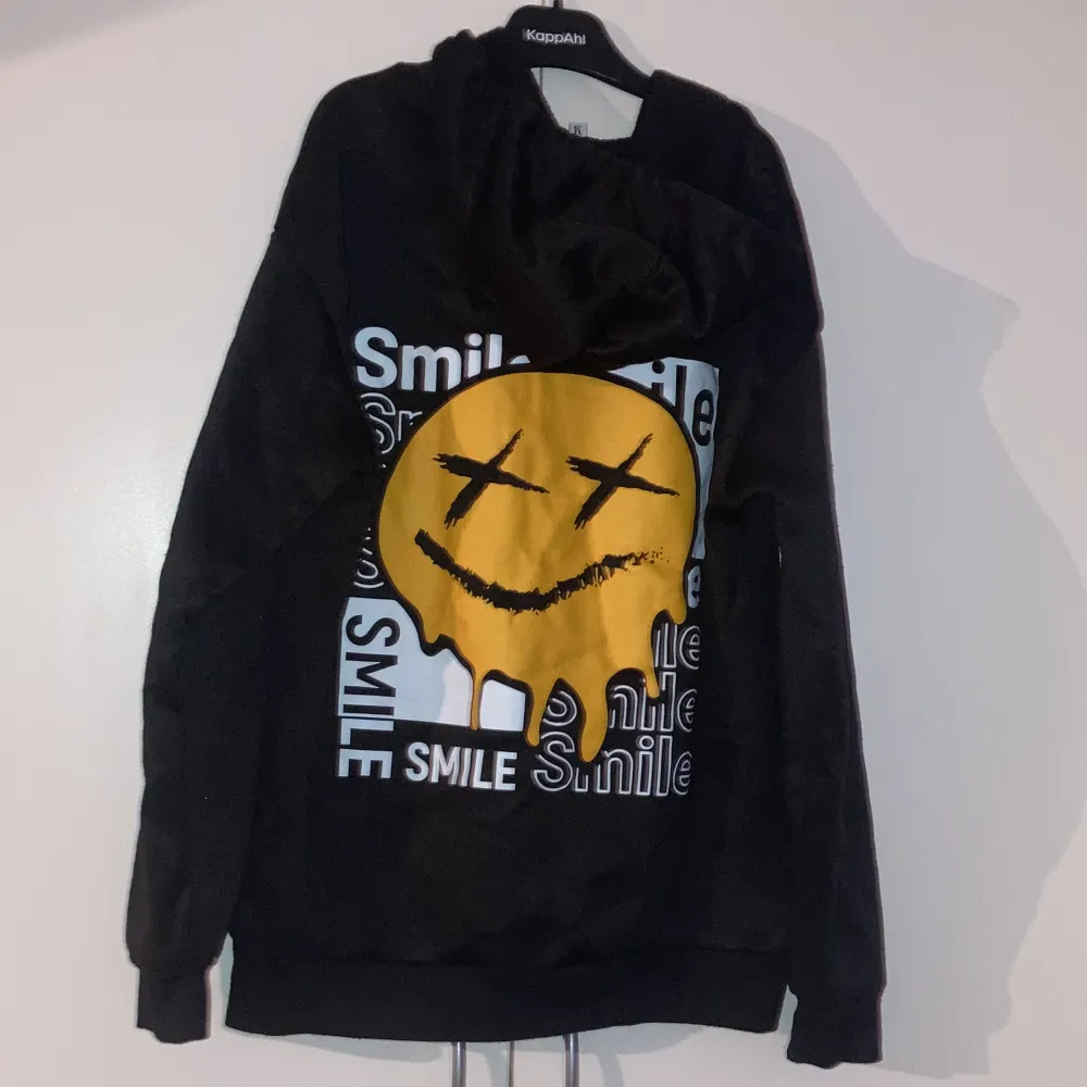 Smiley hoodie från SHEIN  Stl: M Endast testad och tvättad  Finns i Karlstad men kan skickas mot porto. Hoodies.