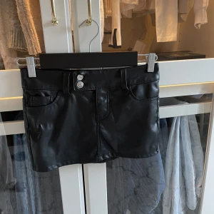 Lågmidjad mini kjol  - Så fin kjol som är lågmidjad. Kan inte ta bilder på då den inte passar mig💕