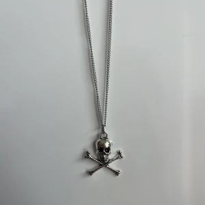 Döskalle halsband - Halsband med döskalle berlock. Välj längd på halsbandet själv!