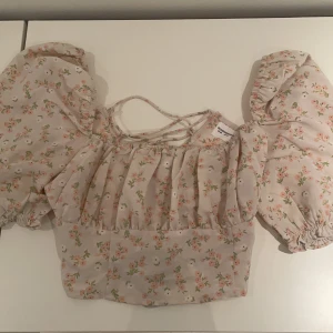 Blommig sommartopp  - Fin oanvänd blommig topp ifrån Zara. Storlek 38, men passar som en 36. 