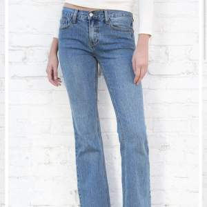 Jätte fina low waist bootcut jeans från Brandy Melville, köpte ungefär för ett halvår sen men passar tyvärr inte då de är för små i midjan, de är även lite för långa för mig och jag är 160. Skriv gärna privat för bilder på jeansen. !! TRYCK EJ PÅ KÖP!!