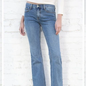 Briellie jeans - Jätte fina low waist bootcut jeans från Brandy Melville, köpte ungefär för ett halvår sen men passar tyvärr inte då de är för små i midjan, de är även lite för långa för mig och jag är 160. Skriv gärna privat för bilder på jeansen. !! TRYCK EJ PÅ KÖP!!