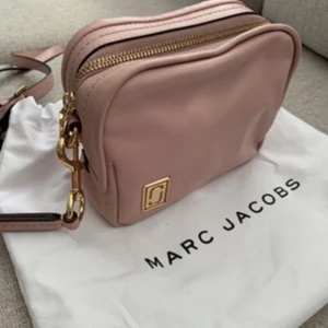Marc Jacobs väska - Så fin och i jättebra skick! Kommer m dustbag. 