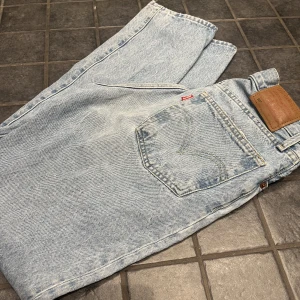 Levis 501 - Säljer mina sprillansnya midwaist Levis 501 i färgen ljusblå då jag köpte fel färg och hann ej lämna tillbaka! Byxorna har inga defekter alls, skriv för flera bilder💕 Nypris: 1099:-