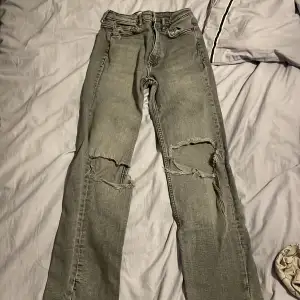 Jeans från zara säljer för kommer inte till användning längre lite slitna för ner och lite ut tvättade❤️